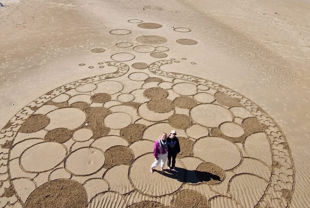 Atelier bien-être dessin dans le sable