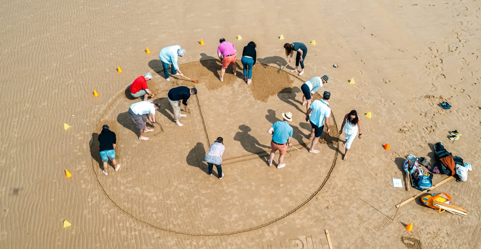 Atelier en groupe logo Jungheinrich dans le sable