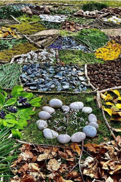 land art de cailloux avec des éléments de la nature